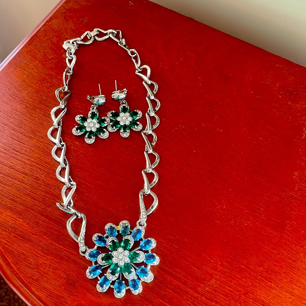Gorgeous vintage necklace with earrings